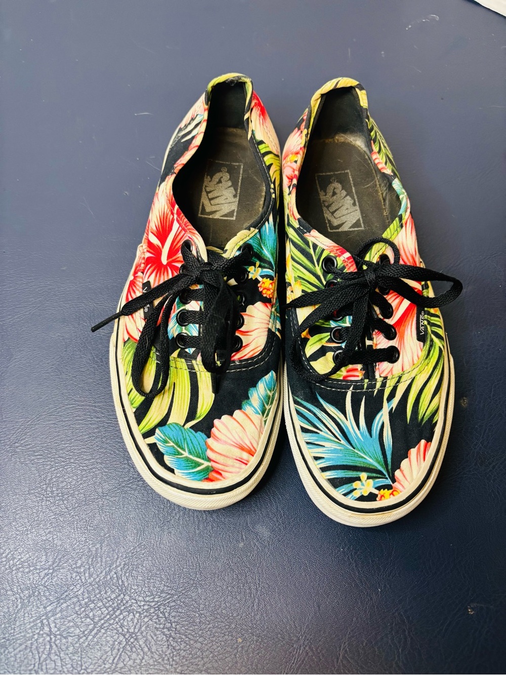 Vans Black Tropical Floral Canvas Sneakers women’s sz 9 lace up